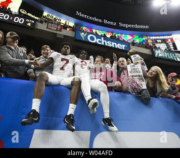 Alabama Crimson Tide Defensive zurück Trevon Diggs (7) und Defensive zurück Tony Brown (2) feiern mit den Fans nach einem Sieg gegen Clemson 26-6 in der Allstate Sugar Bowl im Mercedes-Benz Superdome am 1. Januar 2018 in New Orleans. Foto von Mark Wallheiser/UPI Stockfoto