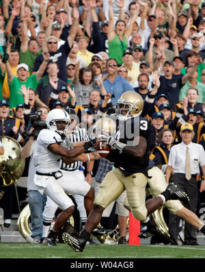 Notre Dame zurück laufen Darius Walker (3) zählt einen Touchdown Vergangenheit Penn State cornerback Justin King (1), Notre Dame besiegte Penn State 41-17 am Notre Dame Stadium in South Bend, im September 9, 2006. (UPI Foto/Markierung Cowan) Stockfoto