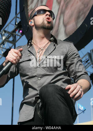 Chris Daughtry führt mit seiner Band Daughtry am NFL Heckklappe Partei vor dem Super Bowl XLIV zwischen den Indianapolis Colts und den New Orleans Saints Sun Life Stadium in Miami am 7. Februar 2010. UPI/Martin Fried Stockfoto