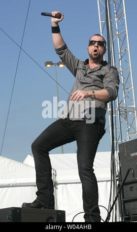 Chris Daughtry führt mit seiner Band Daughtry am NFL Heckklappe Partei vor dem Super Bowl XLIV zwischen den Indianapolis Colts und den New Orleans Saints Sun Life Stadium in Miami am 7. Februar 2010. UPI/Martin Fried Stockfoto