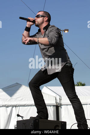 Chris Daughtry führt mit seiner Band Daughtry am NFL Heckklappe Partei vor dem Super Bowl XLIV zwischen den Indianapolis Colts und den New Orleans Saints Sun Life Stadium in Miami am 7. Februar 2010. UPI/Martin Fried Stockfoto