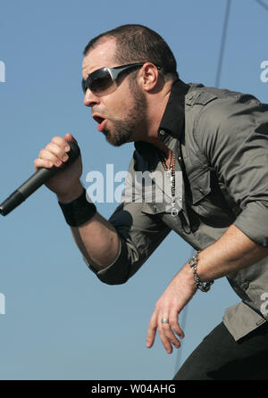 Chris Daughtry führt mit seiner Band Daughtry am NFL Heckklappe Partei vor dem Super Bowl XLIV zwischen den Indianapolis Colts und den New Orleans Saints Sun Life Stadium in Miami am 7. Februar 2010. UPI/Martin Fried Stockfoto