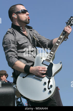 Chris Daughtry führt mit seiner Band Daughtry am NFL Heckklappe Partei vor dem Super Bowl XLIV zwischen den Indianapolis Colts und den New Orleans Saints Sun Life Stadium in Miami am 7. Februar 2010. UPI/Martin Fried Stockfoto