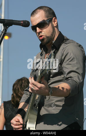 Chris Daughtry führt mit seiner Band Daughtry am NFL Heckklappe Partei vor dem Super Bowl XLIV zwischen den Indianapolis Colts und den New Orleans Saints Sun Life Stadium in Miami am 7. Februar 2010. UPI/Martin Fried Stockfoto