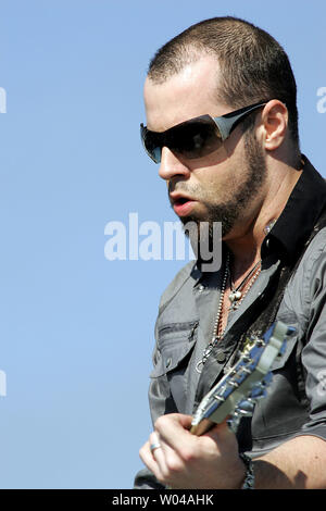 Chris Daughtry führt mit seiner Band Daughtry am NFL Heckklappe Partei vor dem Super Bowl XLIV zwischen den Indianapolis Colts und den New Orleans Saints Sun Life Stadium in Miami am 7. Februar 2010. UPI/Martin Fried Stockfoto