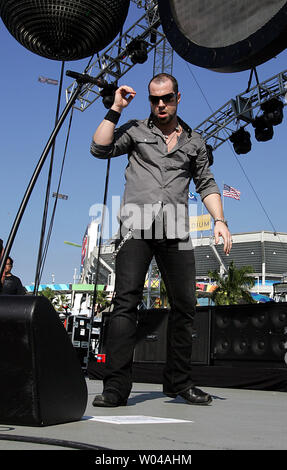 Chris Daughtry führt mit seiner Band Daughtry am NFL Heckklappe Partei vor dem Super Bowl XLIV zwischen den Indianapolis Colts und den New Orleans Saints Sun Life Stadium in Miami am 7. Februar 2010. UPI/Martin Fried Stockfoto