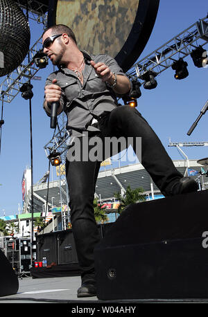 Chris Daughtry führt mit seiner Band Daughtry am NFL Heckklappe Partei vor dem Super Bowl XLIV zwischen den Indianapolis Colts und den New Orleans Saints Sun Life Stadium in Miami am 7. Februar 2010. UPI/Martin Fried Stockfoto