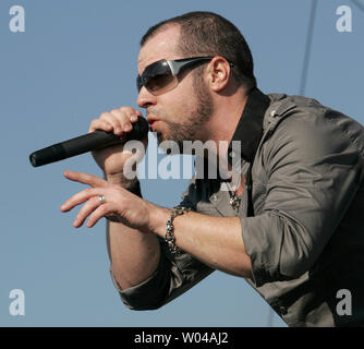 Chris Daughtry führt mit seiner Band Daughtry am NFL Heckklappe Partei vor dem Super Bowl XLIV zwischen den Indianapolis Colts und den New Orleans Saints Sun Life Stadium in Miami am 7. Februar 2010. UPI/Martin Fried Stockfoto