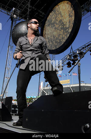 Chris Daughtry führt mit seiner Band Daughtry am NFL Heckklappe Partei vor dem Super Bowl XLIV zwischen den Indianapolis Colts und den New Orleans Saints Sun Life Stadium in Miami am 7. Februar 2010. UPI/Martin Fried Stockfoto