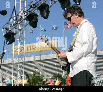 Steve Winwood führt am NFL Heckklappe Partei vor dem Super Bowl XLIV zwischen den Indianapolis Colts und den New Orleans Saints Sun Life Stadium in Miami am 7. Februar 2010. UPI/Martin Fried Stockfoto