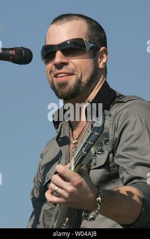 Chris Daughtry führt mit seiner Band Daughtry am NFL Heckklappe Partei vor dem Super Bowl XLIV zwischen den Indianapolis Colts und den New Orleans Saints Sun Life Stadium in Miami am 7. Februar 2010. UPI/Martin Fried Stockfoto