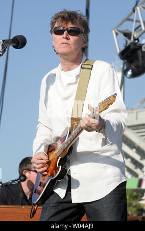 Steve Winwood führt am NFL Heckklappe Partei vor dem Super Bowl XLIV zwischen den Indianapolis Colts und den New Orleans Saints Sun Life Stadium in Miami am 7. Februar 2010. UPI/Martin Fried Stockfoto