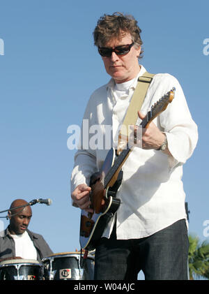 Steve Winwood führt am NFL Heckklappe Partei vor dem Super Bowl XLIV zwischen den Indianapolis Colts und den New Orleans Saints Sun Life Stadium in Miami am 7. Februar 2010. UPI/Martin Fried Stockfoto