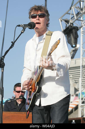 Steve Winwood führt am NFL Heckklappe Partei vor dem Super Bowl XLIV zwischen den Indianapolis Colts und den New Orleans Saints Sun Life Stadium in Miami am 7. Februar 2010. UPI/Martin Fried Stockfoto