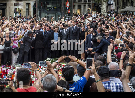 Spaniens König Felipe VI (CL) und die Spanische Königin Letizia (CR) Gedenken für die Opfer des Angriffs auf Barcelona Las Ramblas Boulevard neben Präsident Kataloniens Carles Puigdemont in Barcelona am 19. August 2017, zwei Tage nach der van in die Menge gepflügt, tötete 14 Menschen und über 100 wurden verletzt. Foto von Angel Garcia/UPI Stockfoto