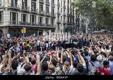 Die Menschen nehmen Fotos als Spaniens König Felipe und Letizia Respekt vor der Gedenkstätte Tribut von Blumen, Nachrichten und Kerzen zum van Angriff Opfer in Promenade Las Ramblas, Barcelona, Spanien, am 19. August 2017, zwei Tage nach der van in die Menge gepflügt, tötete 14 Menschen und über 100 wurden verletzt. Die Fahrer haben am 17. August, 2017 in Fußgänger in zwei schnelle - Nachfolge, separate Anschläge in Barcelona und anderen beliebten spanischen Stadt am Meer, wobei 14 Menschen getoetet und mehr als 100 andere. Foto von Angel Garcia/UPI Stockfoto