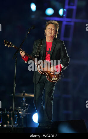 Sir Paul McCartney führt in der halftime show im Super Bowl XXXIX in Jacksonville, Fla., am 6. Februar 2005. Die New England Patriots spielen die Adler für die NFL Meisterschaft. (UPI Foto/Terry Schmitt) Stockfoto