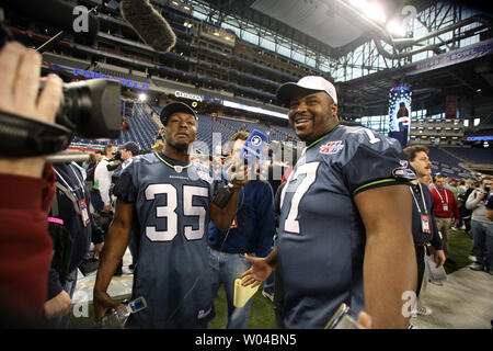 Seahawks freie Sicherheit Etric Pruitt (L) und Bekämpfen / Schutz Floyd Womack Praxis ihre Interview Fähigkeiten während der Seattle Seahawks' Super Bowl XL Media Day im Ford Field in Detroit am 31. Januar 2006. Die Pittsburgh Steelers werden die Seattle Seahawks in der Meisterschaft spielen am 5. Februar. (UPI Foto/Terry Schmitt) Stockfoto