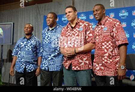 Ehemalige Detroit Lions zurück läuft, Barry Sanders, New York Giants defensive end Michael Strahan, Kansas City Chiefs tight end Tony Gonzalez und San Diego Chargers festes Ende Antonio Gates (L, R) Die 2006 Pro Bowl auf Hawaii während einer Pressekonferenz am 1. Februar 2006 gehalten zu werden, während der Woche des Super Bowl XL, Detroit, MI diskutieren. (UPI Foto/Roger L. Wollenberg) Stockfoto