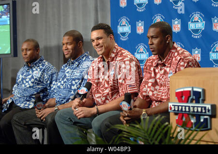 Ehemalige Detroit Lions zurück läuft, Barry Sanders, New York Giants defensive end Michael Strahan, Kansas City Chiefs tight end Tony Gonzalez und San Diego Chargers festes Ende Antonio Gates (L, R) Die 2006 Pro Bowl auf Hawaii während einer Pressekonferenz am 1. Februar 2006 gehalten zu werden, während der Woche des Super Bowl XL, Detroit, MI diskutieren. (UPI Foto/Roger L. Wollenberg) Stockfoto