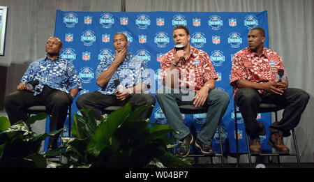 Ehemalige Detroit Lions zurück läuft, Barry Sanders, New York Giants defensive end Michael Strahan, Kansas City Chiefs tight end Tony Gonzalez und San Diego Chargers festes Ende Antonio Gates (L, R) Die 2006 Pro Bowl auf Hawaii während einer Pressekonferenz am 1. Februar 2006 gehalten zu werden, während der Woche des Super Bowl XL, Detroit, MI diskutieren. (UPI Foto/Roger L. Wollenberg) Stockfoto