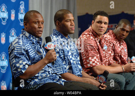 Ehemalige Detroit Lions zurück läuft, Barry Sanders, New York Giants defensive end Michael Strahan, Kansas City Chiefs tight end Tony Gonzalez und San Diego Chargers festes Ende Antonio Gates (L, R) Die 2006 Pro Bowl auf Hawaii während einer Pressekonferenz am 1. Februar 2006 gehalten zu werden, während der Woche des Super Bowl XL, Detroit, MI diskutieren. (UPI Foto/Roger L. Wollenberg) Stockfoto