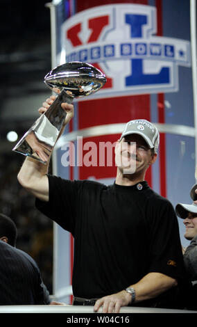 Pittsburgh Steelers Head Coach Bill Cowher hält die Lombardi Trophäe, nachdem die Pittsburgh Steelers gegen die Seattle Seahawks 21 bis 10 im Super Bowl XL im Ford Field in Detroit, MI., am 5. Februar 2006. (UPI Foto/Brian Kersey) Stockfoto