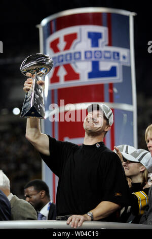 Pittsburgh Steelers Head Coach Bill Cowher hält die Lombardi Trophäe, nachdem die Pittsburgh Steelers gegen die Seattle Seahawks 21 bis 10 im Super Bowl XL im Ford Field in Detroit, MI., am 5. Februar 2006. (UPI Foto/Brian Kersey) Stockfoto