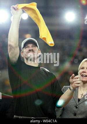 Pittsburgh Steelers Head Coach Bill Cowher Wellen eine "schreckliche Handtuch', nachdem die Pittsburgh Steelers gegen die Seattle Seahawks 21 bis 10 im Super Bowl XL im Ford Field in Detroit, MI., am 5. Februar 2006. (UPI Foto/Brian Kersey) Stockfoto