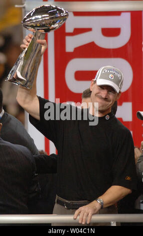 Pittsburgh Steelers Head Coach Bill Cowher hält die Lombardi Trophäe, nachdem die Pittsburgh Steelers gegen die Seattle Seahawks 21 bis 10 im Super Bowl XL im Ford Field in Detroit, MI., am 5. Februar 2006. (UPI Foto/Pat Benic) Stockfoto