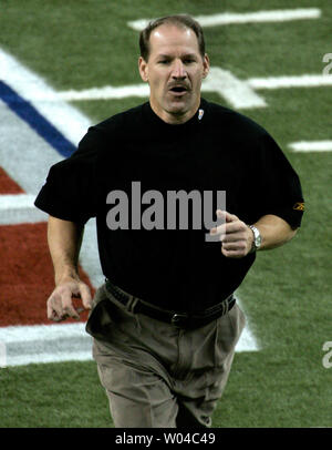 Bill Cowher, Pittsburgh Steelers Haupttrainer läuft downfield vor dem Super Bowl XL verfügt über die Seattle Seahawks und die Pittsburgh Steelers im Ford Field in Detroit, MI., am 5. Februar 2006. (UPI Foto/Gary Caskey) Stockfoto