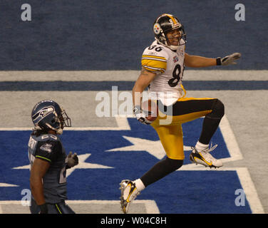 Pittsburgh Steelers wide receiver Hines Ward Tänze in die Endzone, nachdem er das Spiel clincing Touchdown im vierten Quartal Super Bowl XL verfügt über die Seattle Seahawks und die Pittsburgh Steelers im Ford Field in Detroit, MI., am 5. Februar 2006. (UPI Foto/Pat Benic) Stockfoto