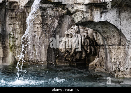 Detail der Löwe, der in der Brunnen der vier Ströme (Fontana dei Quattro Fiumi) von Gian Lorenzo Bernini, 1653-1654, mit ägyptischer Obelisk auf der Piazza Navon Stockfoto