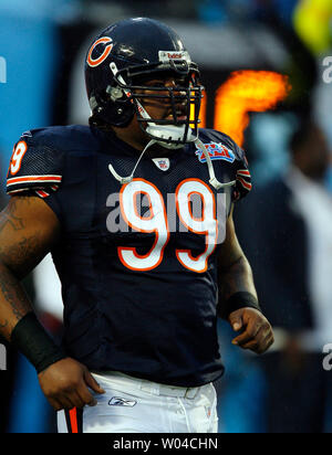 Chicago Bears defensive lineman Tank Johnson (99) erwärmt, bevor die Indianapolis Colts in der Super Bowl XLI in Dolphin Stadium in Miami, am 4. Februar 2007. Cook County Richter John Moran bewilligte einen Antrag zu ermöglichen Johnson der Staat für das Spiel zu verlassen, wie er erwartet Versuch auf Gewehr besitz Gebühren. (UPI Foto/Gary C. Caskey) Stockfoto