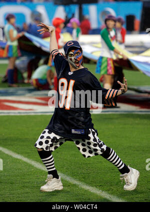 Eine Cirque du Soleil Interpret unterhält die Masse während dem Spiel Festlichkeiten an Super Bowl XLI mit den Indianapolis Colts gegen die Chicago Bears in Dolphin Stadium in Miami, am 4. Februar 2007. (UPI Foto/Gary C. Caskey) Stockfoto