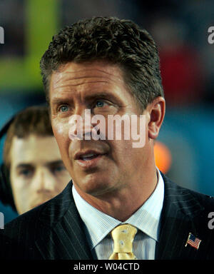 Ehemalige Miami Dolphins Quarterback und Hall of Famer Dan Marino Spaziergänge bis Mitte Feld für die Münze im Super Bowl XLI mit den Indianapolis Colts gegen die Chicago Bears werfen im Dolphin Stadium in Miami, am 4. Februar 2007. (UPI Foto/Gary C. Caskey) Stockfoto
