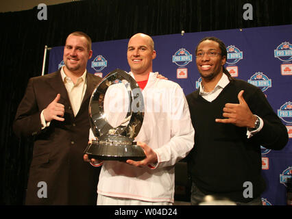 Pittsburgh Steelers Quarterback Ben Roethlisberger (L) Seattle Seahawks Quarterback Matt Hasselbeck (C) und Arizona Cardinals receiver Larry Fitzgerald der Pro Bowl mit den neuen Pokal von Tiffany & Co. Auf einer Pressekonferenz in Phoenix am 30. Januar 2008 zu fördern. (UPI Foto/Terry Schmitt) Stockfoto