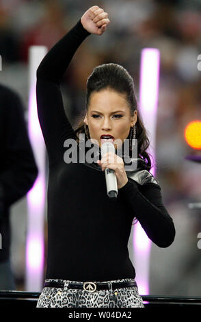 Alicia Keys führt vor dem Super Bowl XLII bietet die New York Giants ...