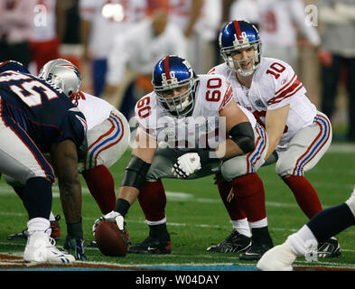 New York Giants Quarterback Eli Manning (10) bereitet den Snap vom Center Shaun O'Hara (60) im ersten Quartal gegen die New England Patriots im Super Bowl XLII in Glendale, Arizona, am 3. Februar 2008. (UPI Foto/Gary C. Caskey) Stockfoto