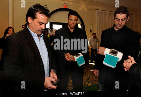 NFL Tennessee Titans Head Coach Jeff Fisher (L) diskutiert eine neue drahtlose Technologie namens "ID" Trainer mit Quarterback Aaron Rodgers von den Green Bay Packers (R) und tight end Tony Gonzalez der Kansas City Chiefs während einer Pressekonferenz, die von der Technologie Unternehmen Issac Daniel Gruppe am 31. Januar 2009 in Tampa, Florida gehostet werden. Die Technologie arbeitet, wenn der Quarterback ein Armband trägt mit einem kleinen LCD-Bildschirm angezeigte spielt durch verschlüsselte drahtlose Kommunikation gesendet von der Seitenlinie Trainer mit einem Handgerät. (UPI Foto/Mike Theiler) Stockfoto