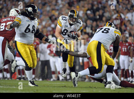 Pittsburgh Steelers tight end Heath Miller holt die 11 Yards für einen ersten Abstieg auf einem Pass gegen die Arizona Cardinals in der Super Bowl XLIII bei Raymond James Stadium in Tampa, Florida, am 1. Februar 2009. (UPI Foto/Kevin Dietsch) Stockfoto