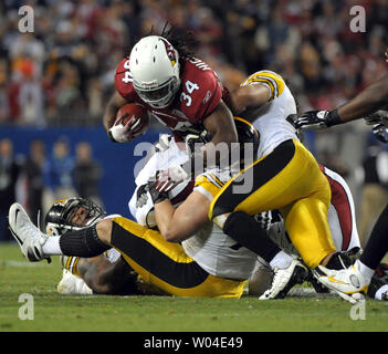 Arizona Cardinals zurück läuft Tim Hightower wird durch die Pittsburgh Steelers im zweiten Quartal Super Bowl XLIII bei Raymond James Stadium in Tampa, Florida, am 1. Februar 2009. (UPI Foto/Kevin Dietsch) Stockfoto