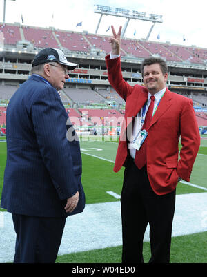 Arizona Cardinals Präsident Michael Bidwell (R) Gesten neben Team Eigentümer William V. Bidwell auf dem Feld am Super Bowl XLIII bei Raymond James Stadium in Tampa, Florida am 1. Februar 2009. (UPI Foto/Kevin Dietsch) Stockfoto