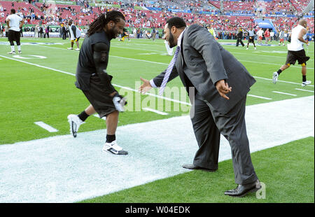 Ex-Pittsburgh Steelers Jerome Bettis zurück laufen (R) grüsst aktuelle Steelers Sicherheit Tyrone Carter während des Warm ups bei Super Bowl XLIII a Raymond James Stadium in Tampa, Florida am 1. Februar 2009. (UPI Foto/Kevin Dietsch) Stockfoto