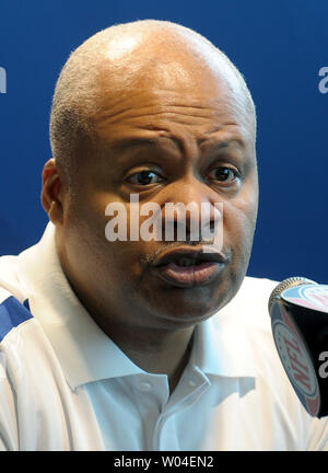 Indianapolis Colts Head Coach Jim Caldwell an die Presse spricht über Media Day bei Sun Life Stadium in Miami am 2. Februar 2010. Super Bowl XLIV die Indianapolis Colts und die New Orleans Saints Feature am Sonntag, den 7. Februar. UPI/Roger L. Wollenberg Stockfoto