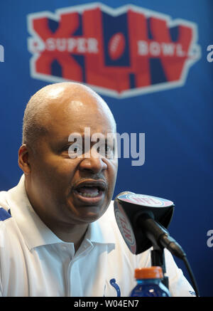 Indianapolis Colts Head Coach Jim Caldwell an die Presse spricht über Media Day bei Sun Life Stadium in Miami am 2. Februar 2010. Super Bowl XLIV die Indianapolis Colts und die New Orleans Saints Feature am Sonntag, den 7. Februar. UPI/Roger L. Wollenberg Stockfoto