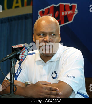 Indianapolis Colts Head Coach Jim Caldwell an die Presse spricht über Media Day bei Sun Life Stadium in Miami am 2. Februar 2010. Super Bowl XLIV die Indianapolis Colts und die New Orleans Saints Feature am Sonntag, den 7. Februar. UPI/Roger L. Wollenberg Stockfoto