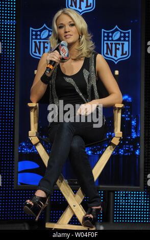 Carrie Underwood, der die Nationalhymne durchführen wird vor dem Super Bowl XLIV, beantwortet Fragen während einer Pressekonferenz im Media Center in Ft. Lauderdale, am 4. Februar 2010. Super Bowl XLIV kennzeichnet die New Orleans Saints und die Indianapolis Colts am Sonntag, den 7. Februar. UPI/Roger L. Wollenberg Stockfoto