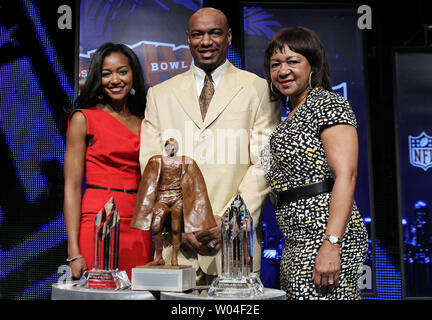 Connie Payton (R), der Frau des ehemaligen Chicago Bears große Walter Payton, und ihre Kinder Brittney und Jarrett stand auf der Bühne bei einer Pressekonferenz Bekanntgabe der Finalisten des 2009 Walter Payton NFL Mann des Jahres Award auf dem Media Center in Ft. Lauderdale am 5. Februar 2010. Super Bowl XLIV die Indianapolis Colts und die New Orleans Saints Feature am Sonntag, den 7. Februar. UPI/John angelillo Stockfoto