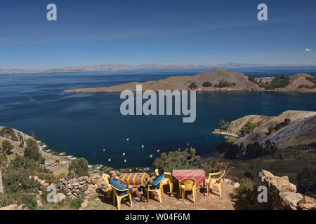 Touristen genießen die fantastische Aussicht auf den Titicacasee von yumani Dorf, Isla del Sol, Bolivien Stockfoto